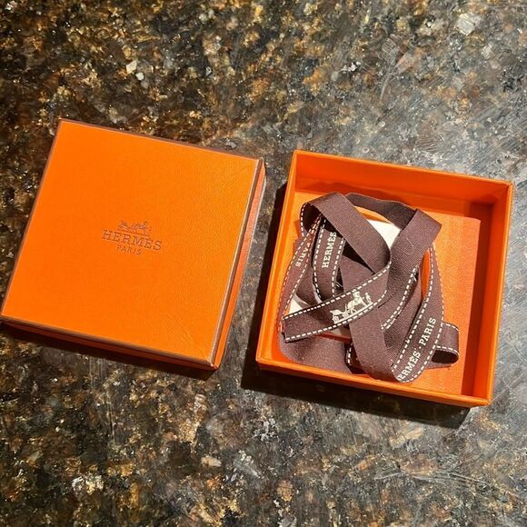 Small Hermes Gift Box & Ribbon Excellent Condition w Original Small Card Inside - Picture 1 of 2
